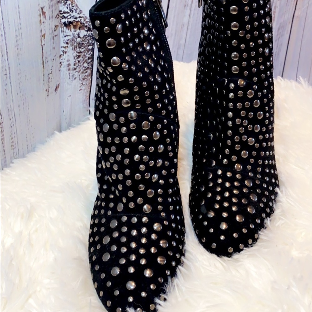 SOLD ‼️ Vince Camuto booties w gunmetal Gray stud accents